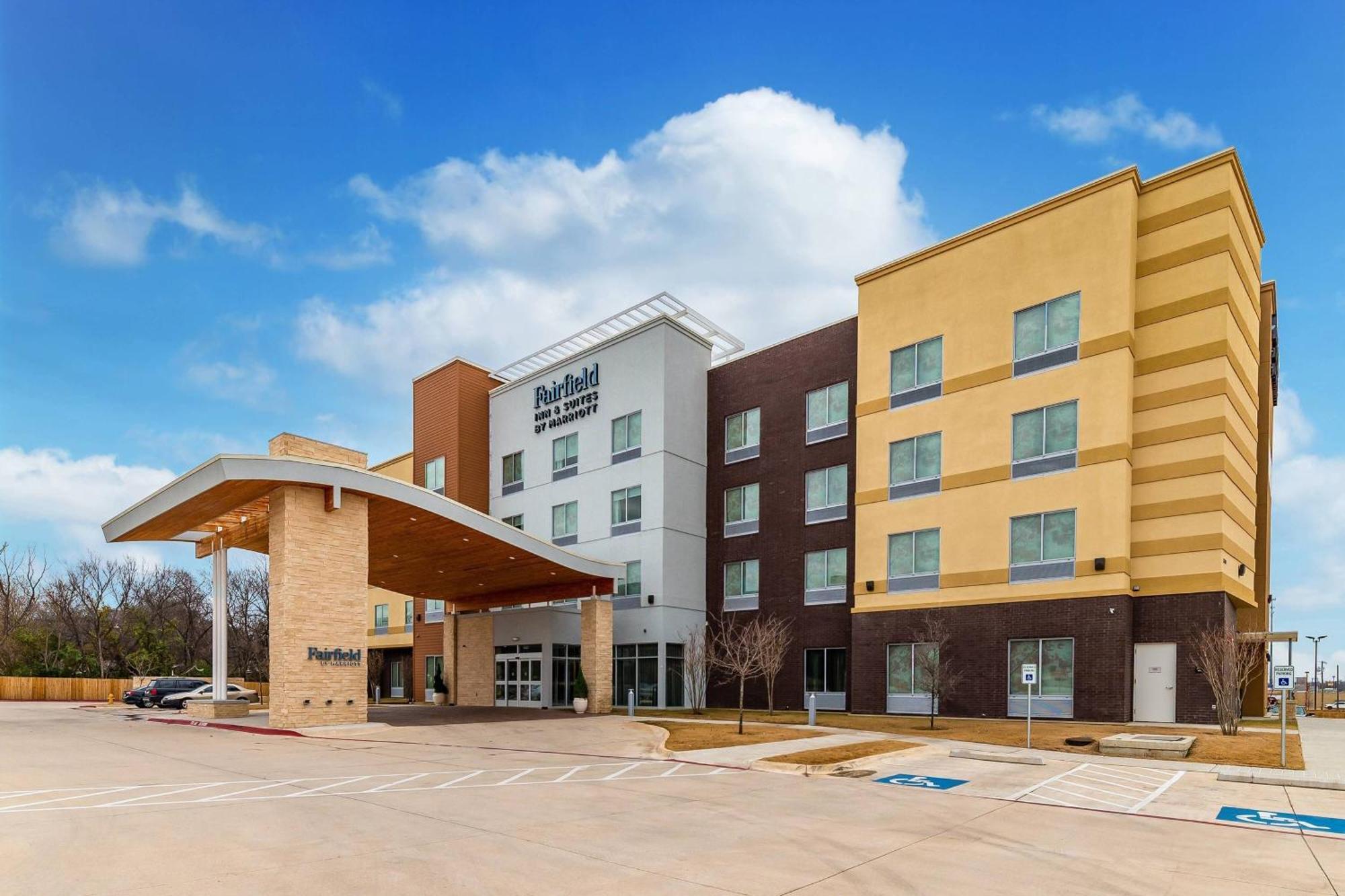 Fairfield Inn & Suites By Marriott Gainesville I-35 Bagian luar foto